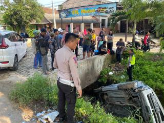Akibat Mengantuk Mobil Expander Tabrak Mobil Karimun Hingga Terjun Ke Parit 