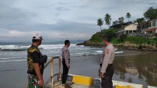 Dua Orang Anak Hilang Digulung Ombak Pantai Karang Sari Palabuhanratu