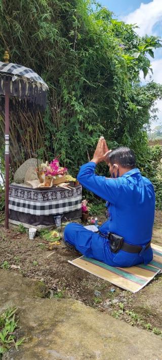 Personil Polairud melaksanakan giat sembahyang  Sebagai Wujud Bhakti Kepada Tuhan YME