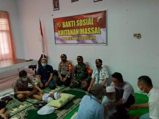 Polsek Balongan Gelar Kitanan Masal Pada 10 Anak dari Kecamatan Balongan