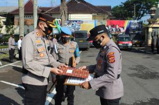 Raih Prestasi Kerja, Brigadir Eric Dapat Penghargaan dari Kapolres Ciamis Polda Jabar