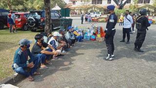Sat Brimob Polda Jabar Beri Himbauan Dan Edukasi Protokol Kesehatan Pada Wisatawan Yang Berkunjung ke Taman Bunga Nusantara Cianjur 