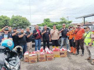 Regwil 234SC Ciamis Berikan Baksos Kepada Ratusan Korban Banjir Di Kecamatan Banjarsari Kabupaten Ciamis.
