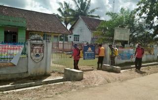 Babinsa dan Aparat Desa Gotong Royong Semprot Disinfektan