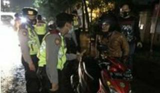 Personel Polres Cimahi Polda Jabar Tak Kenal Lelah Laksanakan Ops Yustisi