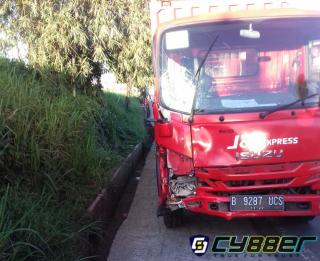 Mobil J&T Menabrak 3 Unit Motor Karena Sopir Ngantuk