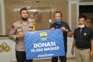 Dewan Komisaris PT. Persib Bandung Bermartabat Berikan APD Berupa Hamzat dan Masker untuk Polda Jabar