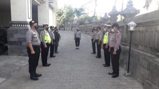 Serah Terima Tugas Jaga Baru, Kanit Provost Polsek Kuta Selatan Polresta Denpasar Lakukan Pengecekan Kehadiran