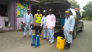Cegah Covid-19, Bhabinkamtibmas Lakukan Penyemprotan Disinfektan