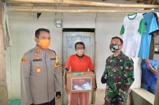 Peduli Covid-19, TNI/Polri Bagikan 2.500 Paket Sembako dan Masker