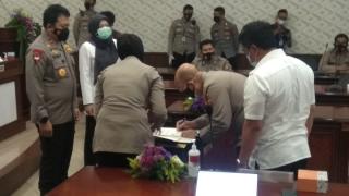 Penandatanganan Naskah Perjanjian Hibah Daerah Pemprov Jabar dengan Polda Jabar Tahun 2021