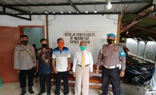 Personel Gabungan Polres Indramayu melaksanakan sterillisasi dan Pengamanan  20 Gereja
