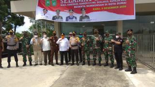 Kapolda Riau Bersama Forkopimda Lakukan Peninjauan TPS di Rohul dan Dumai, Pastikan Pilkada Berjalan Aman Damai dan Patuhi Prokes