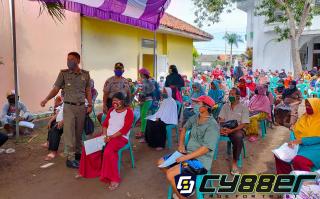 Polsek Patrol Kawal Pendistribusian Kartu KKS di 8 Desa