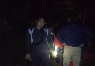 Personel Polres Majalengka Polda Jabar Berhasil Evakuasi Tujuh Penumpang Avansa Yang Tersesat di Hutan