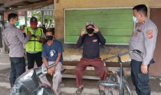 Upaya Preventif Cegah Covid-19, Sat Binmas Polres Majalengka Bagikan Masker