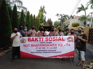 Patuh Istruksi Kapolri, Kapolsek Kebon Jeruk Kompol Sigit Terjun Bantu Warga Terdampak Covid-19