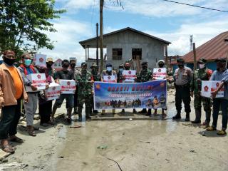 TNI Gelar Bakti Sosial Bagikan Sembako Kepada Masyarakat Masamba Dampak Korban Banjir Bandang