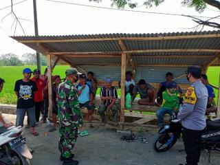 Kompak Cegah Covid-19, Bhabinkamtibmas Polres Majalengka Bersama Babinsa Beri Himbauan Kepada Warga