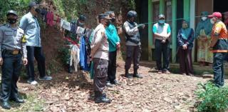 Kapolres Sumedang Tinjau dan Bagikan 20 Paket Sembako Kepada Korban Longsor