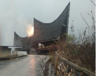 Diduga Disambar Petir, Rumah Adat Batak di Km 6 Rangau Terbakar
