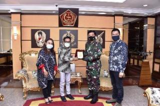 Penghargaan "Positive News Maker" Tahun 2019 Diberikan Pada Panglima TNI