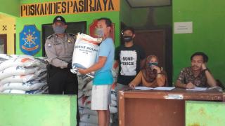 Pemdes Pasir Jaya Salurkan Bantuan Beras Dampak Covid-19