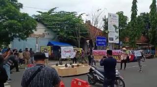 Bawa Peti Mati, Demonstran Kritisi Kinerja Polres Pamekasan