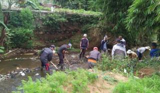 Cegah Bencana Alam, Warga Desa Mekar Jaya Cikajang Garut Bersihkan Sungai Cigugur