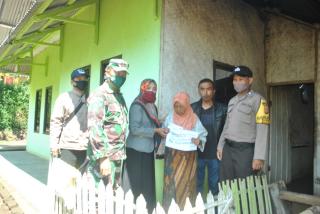 Kades Linggamukti Kecamatan Sucinaraja Serahkan Langsung BLT-DD ke 180 KK 