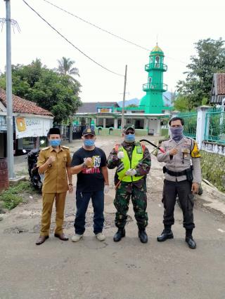 Penyemprotan Disinfektan di Desa Mandalasari Kecamatan Kaduhejo Pandeglang Banten