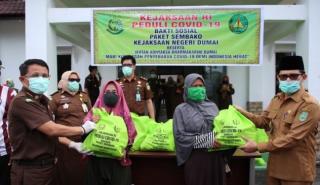 Gelar Bakti Sosial Peduli COVID-19, Kajari Dumai Salurkan 108 Paket Bantuan Sembako