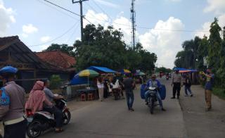 Cegah Penyebaran Virus Corona,Kapolsek Cikedung Pimpin Pembagian Masker