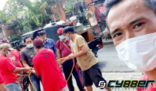 PDI Perjuangan dan Partai Golkar Bangli, Lakukan Penyemprotan dan Bagi Disinfektan Kepada Warga