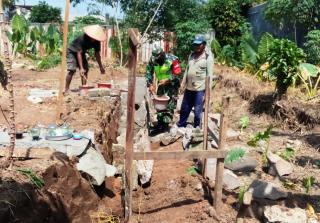 Ringankan Beban Warga Binaanya, Serda Jumino Bantu Gotong Royong Bangun Rumah