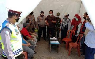 Pemudik Yang Terjaring Penyekatan Arus Balik  di Perbatasan Majalengka - Ciamis Langsung Dites Covid -19