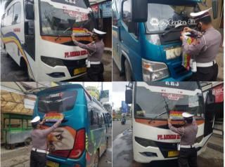 Pasang Stiker Ayo Pake Masker Pada Kendaraan Angkutan Umum, Sat Lantas Polres Garut Ajak Warga Disiplin Prokes