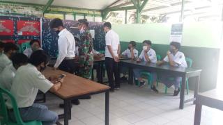 Antisipasi Kesulitan Internet Koramil 1510 Cilimus Tampung Para Pelajar Gunakan Wi-fi Gratis