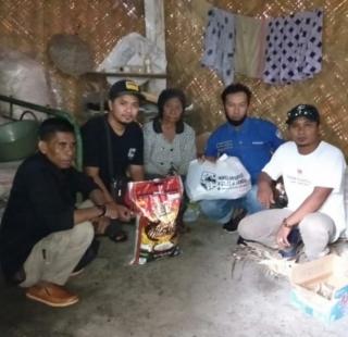 Tim Makelar Akherat Berikan Sembako Kepada Warga Desa Taal Tapen Nenek penjual Sapu Lidi