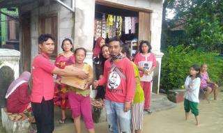 Peduli Bencana, Generasi Muda Penerus Bangsa Berikan Bantun Pada Korban Banjir di Gunungsari