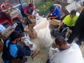 Pemeritahan Desa Pagandon Bagikan Makanan Pada Warga Terdampak Langsung Banjir