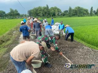 Gotong Royong Betonisasi Jalan Desa, Wujud Kemanunggalan TNI dan Rakyat di Gombang Cawas Klaten