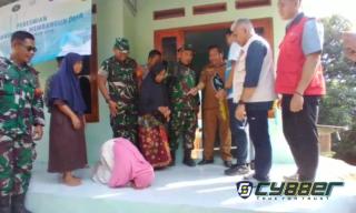 TMMD 128 Kodim 0623 Cilegon, Tangis Haru Asiah dan Sahria Pecah Saat Rumah Layak Huni Diserahkan