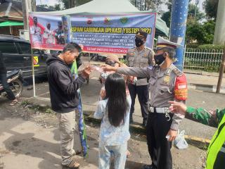 Tak Tinggal Diam, Polresta Bandung Polda Jabar Bersama Instansi Lainnya Terus Bergerak Kembali Bagikan Masker Gratis