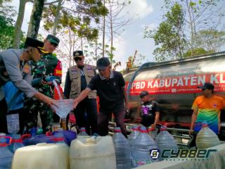 TNI, Bupati dan Kapolresta Klaten Bersinergi Salurkan 10.000 Liter Air Bersih untuk Warga Kemalang