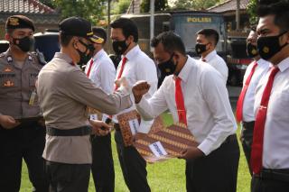Ungkap Kasus Pestisida Palsu, 7 Anggota Dapat Penghargaan dari Kapolres Brebes