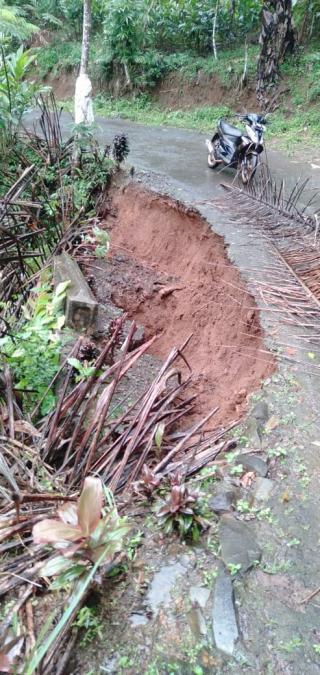 Intensitas Hujan Cukup Tinggi, Ruas Jalan Menuju Desa Cilumping Longsor. 