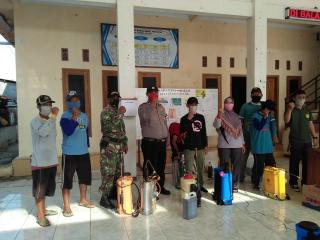 Menangkal Virus Corona, Kapolsek Lelea Semprot Disinfektan di Beberapa Area Publik