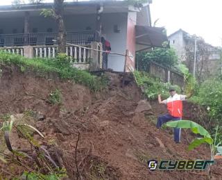 Diduga Dampak Pembangunan Perumahan Komersil GrenHill Sukabumi, Tebing di RW 4 Desa Batununggal Longsor