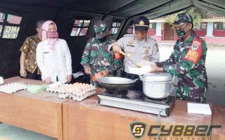 Kurangi Beban Masyarakat, Polsek Cikedung Kembali Bagikan 500 Nasi Kotak dan Takjil